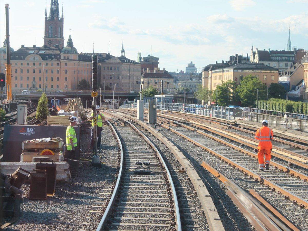 Foto från Söderströmsbron där arbete pågår med upprustning