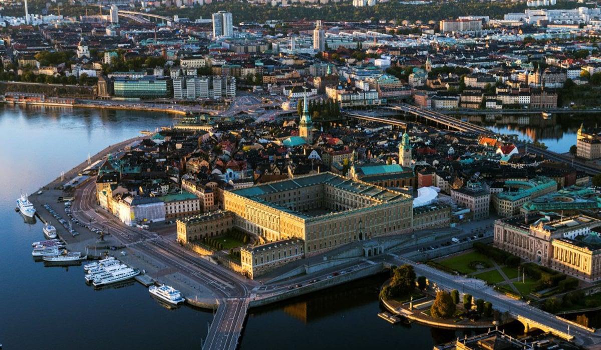 Flygbild över Stockholm. Närmast ser man kungliga slottet och riksdagen.